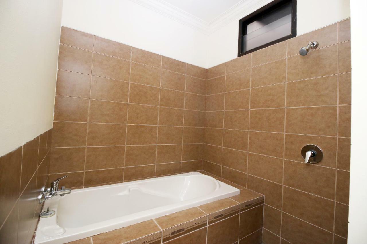 Safina Inn Syariah Sekupang Batam Екстер'єр фото